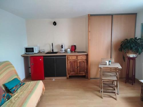 Photo de la galerie de l'établissement Charm and dominant view for a flowery break!, à La Celle-sous-Gouzon