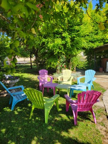 a group of chairs and a table in the grass at LA POULETTE in Ancy-le-Libre