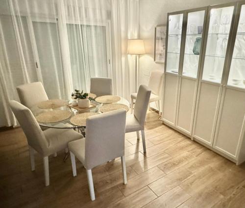 a dining room with a table and chairs at Del Mar 2 Deluxe Apartment Playa del Cura Torrevieja in Torrevieja