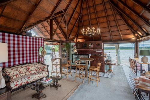 a living room with a couch and a table at Virá Charme Resort in Fernandes Pinheiro