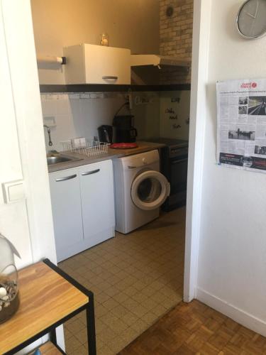 une cuisine avec un lave-linge et un lave-linge dans l'établissement Appartement vue Mer, à Pornichet