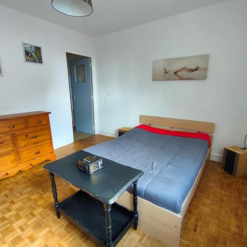 une chambre avec un lit et une table dedans dans l'établissement Appartement vue Mer, à Pornichet