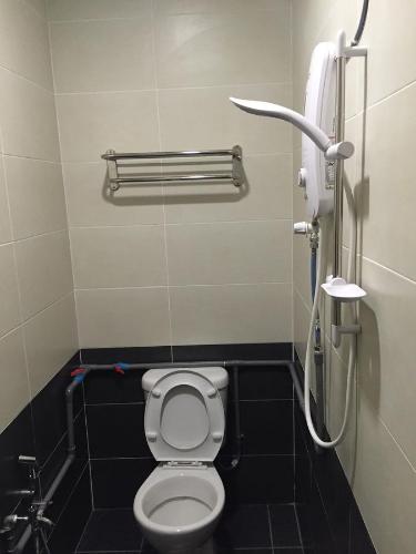 - une salle de bains avec des toilettes blanches dans une cabine dans l'établissement JS&K Homestay, à Kuala Terengganu