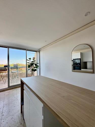 - une cuisine avec un plan de travail et un miroir mural dans l'établissement Dolce Vita, au Cap d'Agde