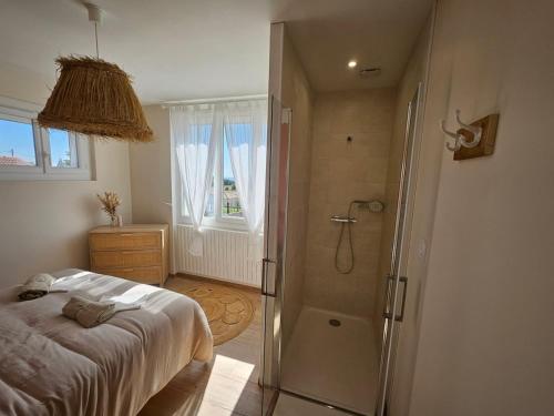 - une chambre avec une douche et un lit dans l'établissement Chez Lili, à Roiffieux