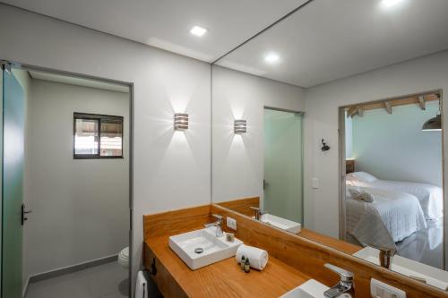 a bathroom with a sink and a mirror at Virá Charme Resort in Fernandes Pinheiro
