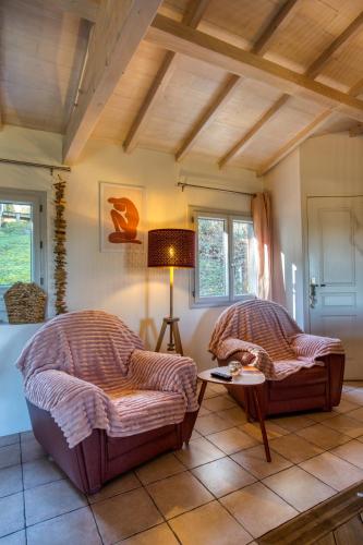 Ruang duduk di gite&spa privatif -le bois de la pause-