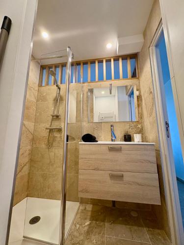une salle de bain avec douche et lavabo dans l'établissement Dolce Vita, au Cap d'Agde