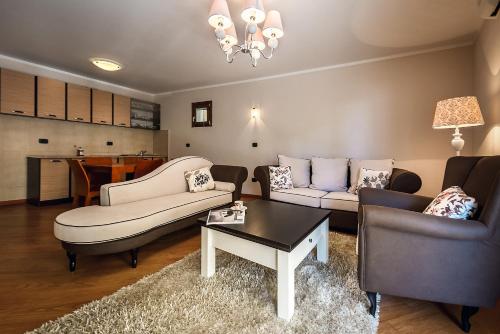 Гостиная зона в Luxury Apartments Rafailovichi 1 st of the sea line