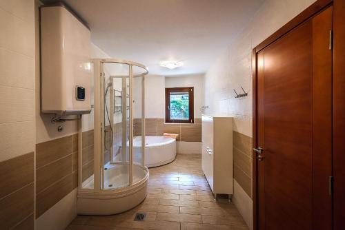 Ванная комната в Luxury Apartments Rafailovichi 1 st of the sea line