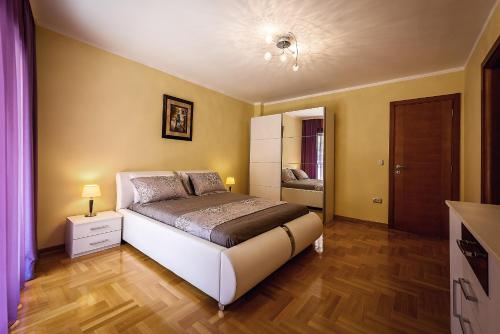 Кровать или кровати в номере Luxury Apartments Rafailovichi 1 st of the sea line