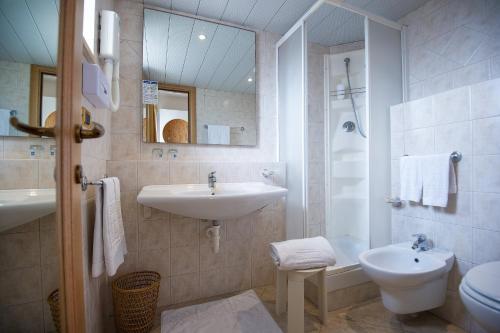 A bathroom at Joli Park Hotel - Caroli Hotels