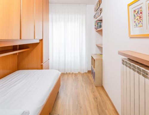 Un dormitorio pequeño con una cama y una ventana. en Casa SiLinda by Comorooms, en Como