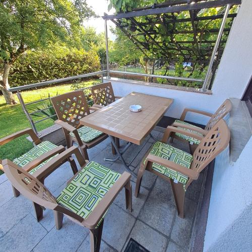 Puutarhaa majoituspaikan Villa Behić ulkopuolella
