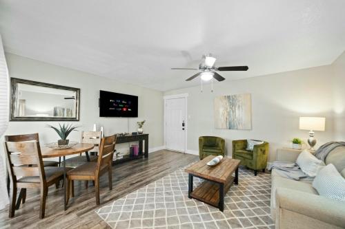Μια τηλεόραση ή/και κέντρο ψυχαγωγίας στο Two Apartments in the Heart of Arlington!