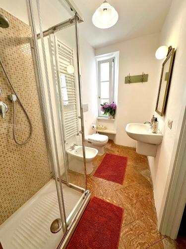a bathroom with a shower and a toilet and a sink at Villa Adelaide Lakeview in Como