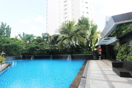 Java Paragon Hotel & Residences tesisinde veya buraya yakın yüzme havuzu