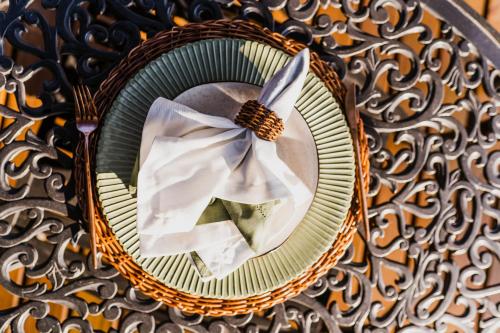 a mirror with a bow on a wicker table at Virá Charme Resort in Fernandes Pinheiro