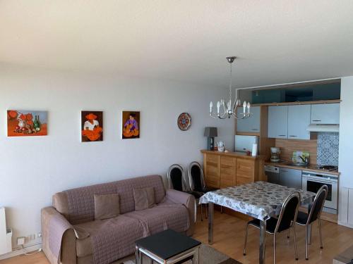 un salon avec un canapé et une table dans l'établissement Le panorama plein sud Saint Hilaire de Riez, à Saint-Hilaire-de-Riez