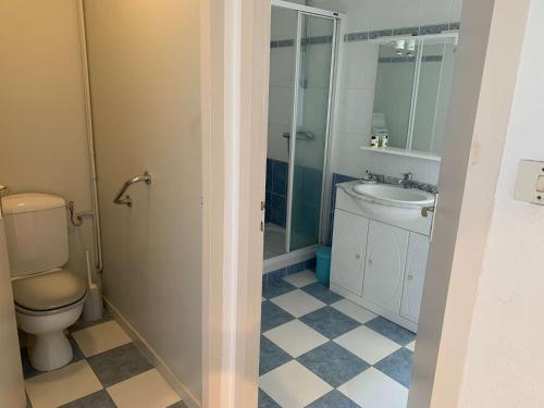 une salle de bain avec toilettes et lavabo dans l'établissement Le panorama plein sud Saint Hilaire de Riez, à Saint-Hilaire-de-Riez