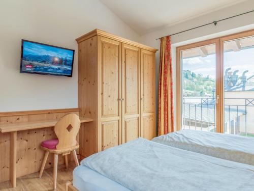 sypialnia z łóżkiem, biurkiem i telewizorem w obiekcie Next To The Skilift A 5 w mieście Brixen im Thale