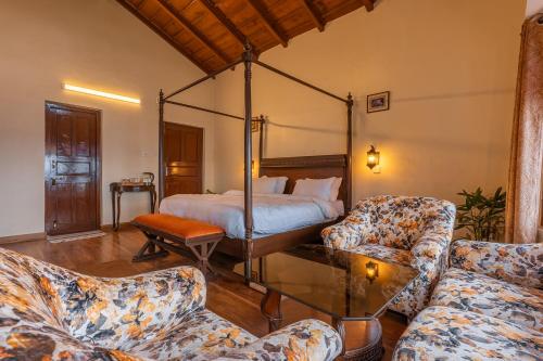 穆克缇斯瓦Stone Heritage Mukteshwar的客厅配有1张床和2张沙发