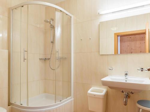 łazienka z prysznicem i umywalką w obiekcie Next To The Skilift A 5 w mieście Brixen im Thale