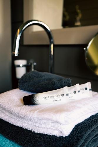 a toothbrush sitting on a towel next to a sink at Stijl en kleur in Diest