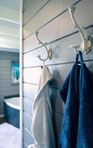 a bathroom with blue towels hanging on a wall at Stijl en kleur in Diest