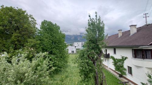 a view of the yard of a white building with trees at Hall in Tirol erster Stock Nord in Hall in Tirol