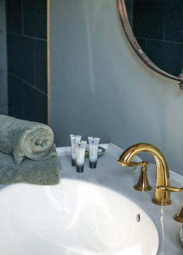 a bathroom sink with glasses on top of it at Stijl en kleur in Diest