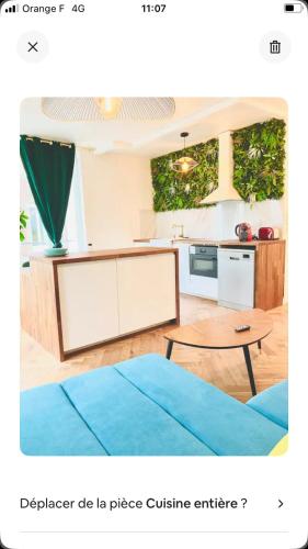 un salon avec un canapé bleu et une cuisine dans l'établissement F2 proche commodité, à Rouen