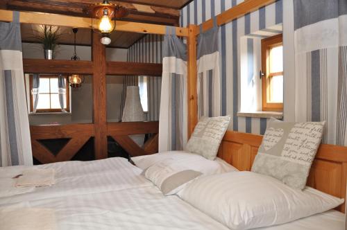 Postel nebo postele na pokoji v ubytování Thüringer Landhotel Edelhof
