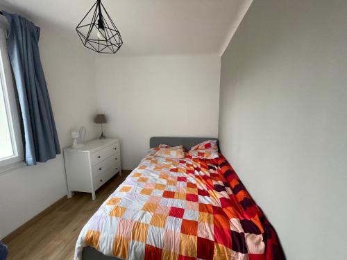 une chambre avec un lit avec une couette colorée dans l'établissement Gare saint Roch, à Montpellier