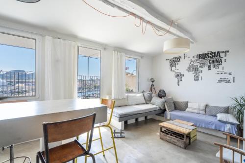 Panorama vue mer et plein centre ville في لاسيوتا: غرفة معيشة مع أريكة وطاولة