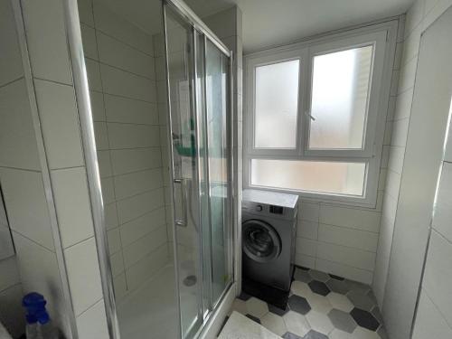 La salle de bains est pourvue d'un lave-linge et d'une fenêtre. dans l'établissement Gare saint Roch, à Montpellier