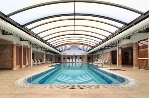 Bazén v ubytování Manna Wellness Apartman Zalakaros nebo v jeho okolí