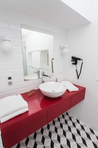 a bathroom with a large sink and a mirror at KIRCHENWIRT an der Weinstrasse - Boutique Hotel in Ehrenhausen