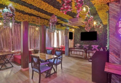 Μια τηλεόραση ή/και κέντρο ψυχαγωγίας στο Townhouse Jp Grand Near Mayapuri Chowk