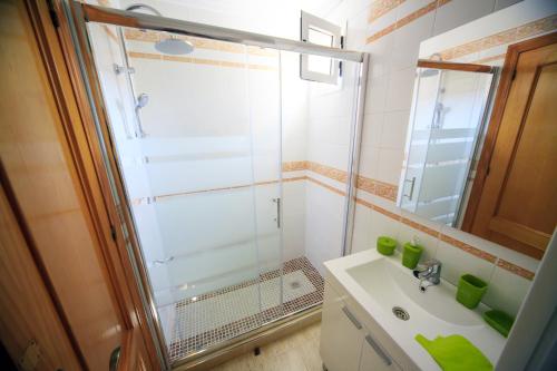 a bathroom with a shower and a sink at Apartamento Mariposa in Torrevieja