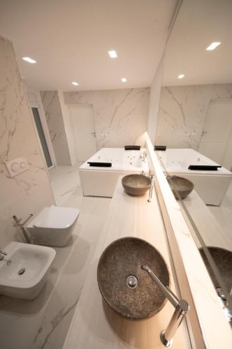 a bathroom with two sinks and two toilets at Principe del Pardo in Catania