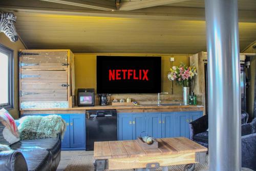 TV a/nebo společenská místnost v ubytování Unique Country Cabin, Puppy Lounge & Games Room
