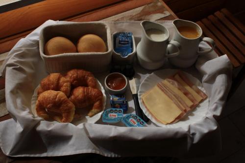 - un plateau de nourriture avec des pâtisseries et une tasse de café dans l'établissement Cabañas Boutique Los Cipreses, à Villa Ventana