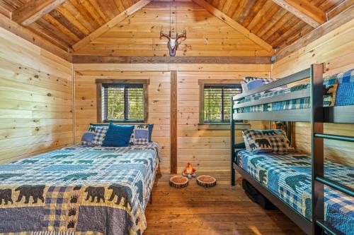 Кровать или кровати в номере Mallard Creek Cabin - Firepit - Kitchenette - Large Deck - Gas Grill