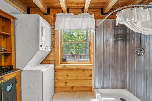 Ванная комната в Mallard Creek Cabin - Firepit - Kitchenette - Large Deck - Gas Grill