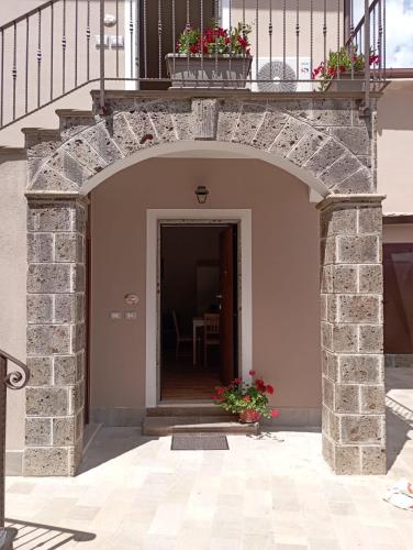 an entrance to a building with a balcony and flowers at Il Ponticello in Gradillo