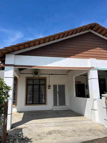 a small house with a brown roof at Rumah Armand Masjid Tanah Ria 3 , 4BR Fully Aircond Masjid Tanah Melaka in Masjid Tanah