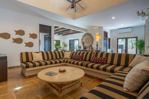 6BR Exclusive Beachfront Villa with Pool in Tulumにあるシーティングエリア
