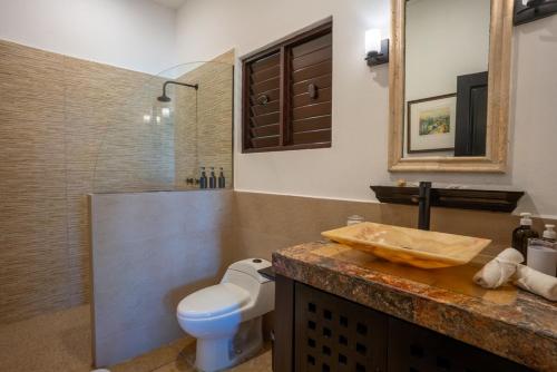 6BR Exclusive Beachfront Villa with Pool in Tulumにあるバスルーム