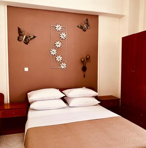 a bedroom with a bed with butterflies on the wall at Bella Vista in Balíon